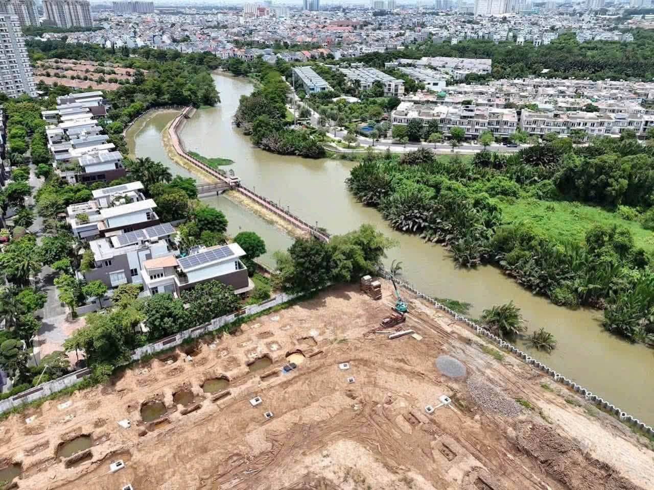 Tiến độ xây dựng Imperia Sensa Park tháng 10.2026 4 Thi công phần móng cho phân khu thấp tầng, hoàn thiện xong bờ kè ven sông